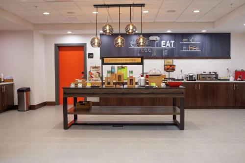 a restaurant with a counter in a room at Hampton Inn and Suites Dundee in Dundee