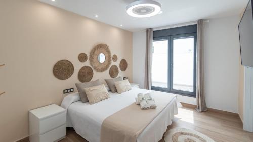 um quarto com uma cama branca e uma grande janela em Ramales Alhaurín de la Torre by Ruralidays em Alhaurín de la Torre