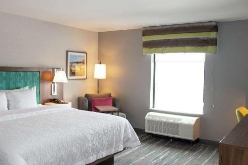 um quarto de hotel com uma cama e uma janela em Hampton Inn and Suites Dundee em Dundee