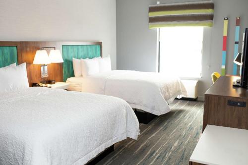 Ένα ή περισσότερα κρεβάτια σε δωμάτιο στο Hampton Inn and Suites Dundee