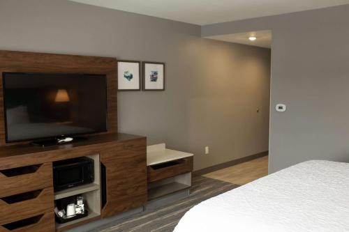Μια τηλεόραση ή/και κέντρο ψυχαγωγίας στο Hampton Inn and Suites Dundee