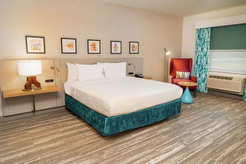 um quarto de hotel com uma cama e uma cadeira em Hilton Garden Inn Cedar Park Austin em Austin
