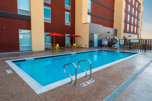 a swimming pool in the middle of a building at Home2 Suites Bakersfield in Bakersfield