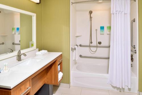 希尔斯伯勒Home2 Suites By Hilton Portland Hillsboro的带浴缸、水槽和淋浴的浴室