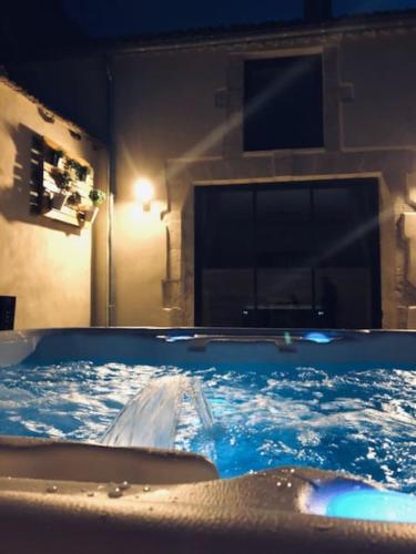 - une baignoire remplie d'eau bleue dans la chambre dans l'établissement Charmante maison de village au cœur de Saint-Rémy, à Saint-Rémy-de-Provence
