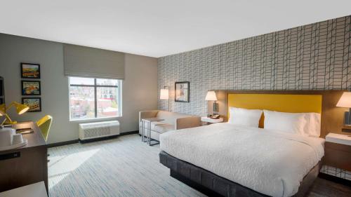 里弗赛德Hampton Inn Riverside Downtown的配有一张大床和一张沙发的酒店房间