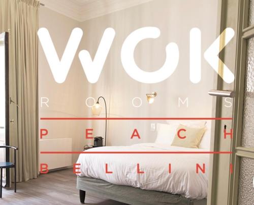 Una cama o camas en una habitación de Wok Rooms
