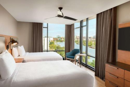 pokój hotelowy z 2 łóżkami i dużym oknem w obiekcie Homewood Suites By Hilton Wilmington Downtown w mieście Wilmington