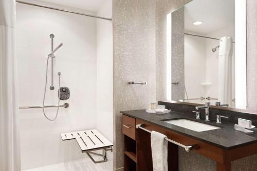 y baño con lavabo y ducha. en Homewood Suites By Hilton Wilmington Downtown en Wilmington