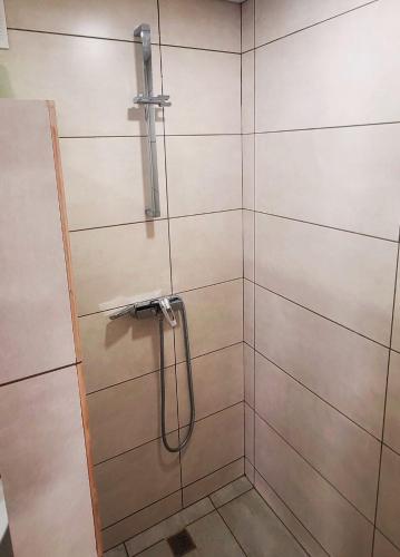 łazienka z prysznicem z wężem w obiekcie Однокомнатні Апартаменти у Співочих Фонтанів w mieście Humań