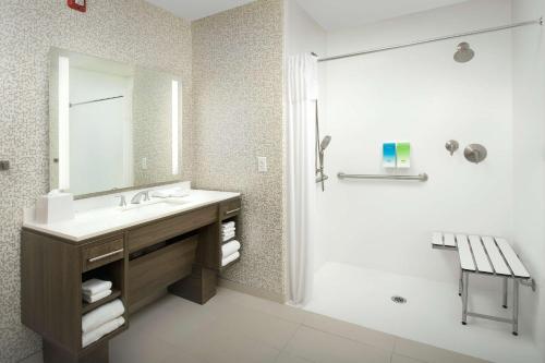 圣奥古斯丁Home2 Suites By Hilton St. Augustine I-95的带水槽和淋浴的浴室（带镜子）