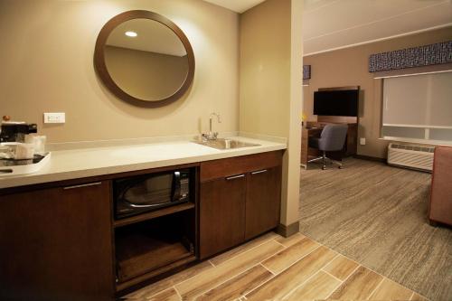 Hampton Inn & Suites Kutztown, Pa في Kutztown: حمام مع حوض ومرآة