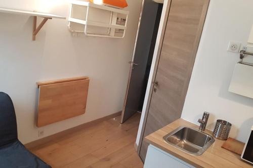 - une petite cuisine avec évier dans une petite pièce dans l'établissement La chambre de Léonie, à Toulon
