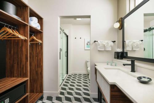 La salle de bains est pourvue d'un sol en damier noir et blanc. dans l'établissement Hampton Inn Key West FL, à Key West