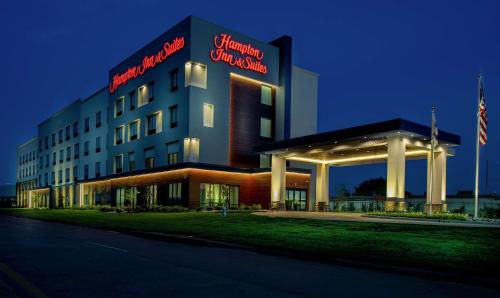 um edifício com uma placa que lê Hampton inn e suites em Hampton Inn & Suites Duncanville Dallas, Tx em Duncanville