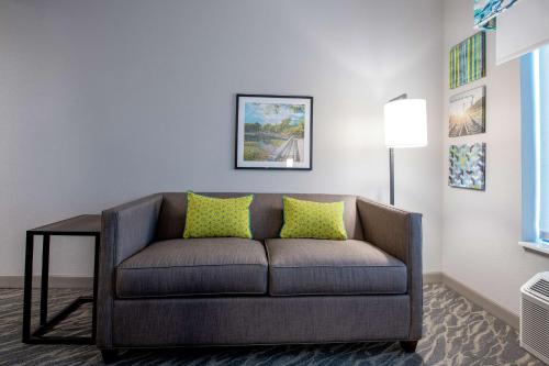 a couch in a living room with a lamp at Hampton Inn & Suites Duncanville Dallas, Tx in Duncanville