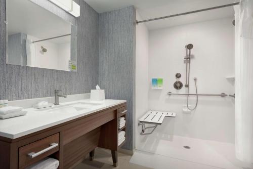 uma casa de banho com um lavatório e um chuveiro em Home2 Suites By Hilton Dayton/Beavercreek, Oh em Beavercreek