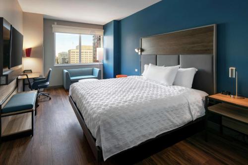 pokój hotelowy z dużym łóżkiem i oknem w obiekcie Tru By Hilton Denver Downtown Convention Center w mieście Denver