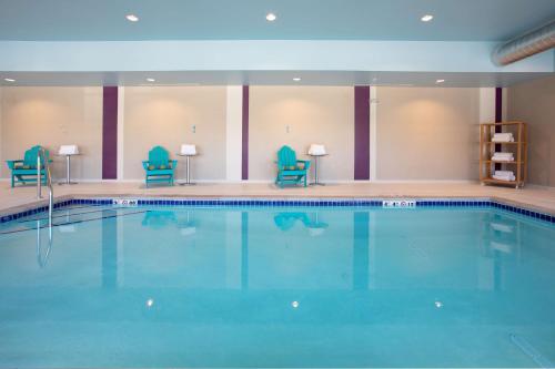 Der Swimmingpool an oder in der Nähe von Home2 Suites By Hilton Omaha Un Medical Ctr Area