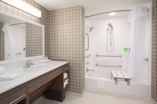 y baño con bañera, lavamanos y ducha. en Home2 Suites By Hilton Omaha Un Medical Ctr Area en Omaha