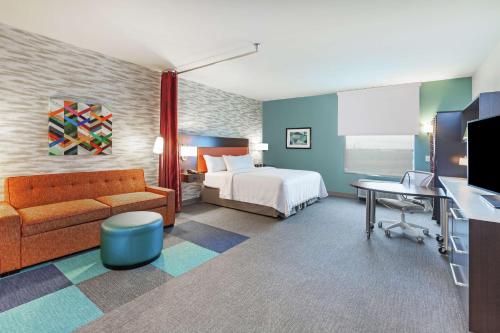 Habitación de hotel con cama y sofá en Home2 Suites By Hilton Abilene, TX, en Abilene