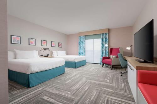 um quarto de hotel com duas camas e uma televisão de ecrã plano em Hilton Garden Inn Knoxville Papermill Drive, Tn em Knoxville