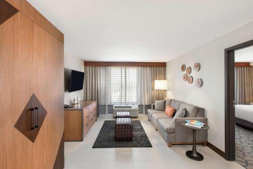TV a/nebo společenská místnost v ubytování DoubleTree by Hilton San Antonio Northwest - La Cantera