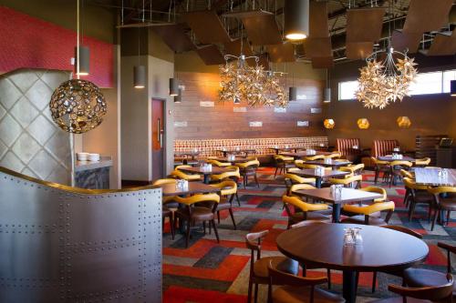 Ein Restaurant oder anderes Speiselokal in der Unterkunft Doubletree By Hilton Omaha Southwest, Ne 