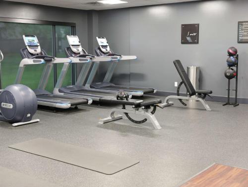 Das Fitnesscenter und/oder die Fitnesseinrichtungen in der Unterkunft Doubletree By Hilton Omaha Southwest, Ne