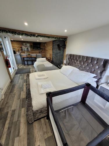 1 dormitorio grande con 2 camas y mesa en Willow Inn, en Kent