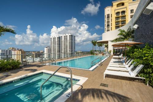西棕櫚灘的住宿－Canopy West Palm Beach - Downtown，建筑物屋顶上的游泳池