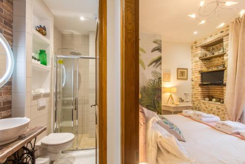 Ett badrum på "Le Jardin sur l'Eau "chambres d'hôtes et appartement tout confort