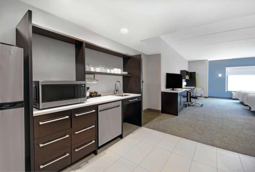 Kuchyň nebo kuchyňský kout v ubytování Home2 Suites By Hilton Lawrenceville Atlanta Sugarloaf, Ga