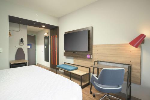 Télévision ou salle de divertissement dans l'établissement Tru By Hilton Kennesaw, Ga