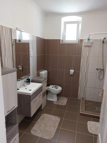 y baño con aseo y lavamanos. en Kincstár Apartmanok en Sátoraljaújhely