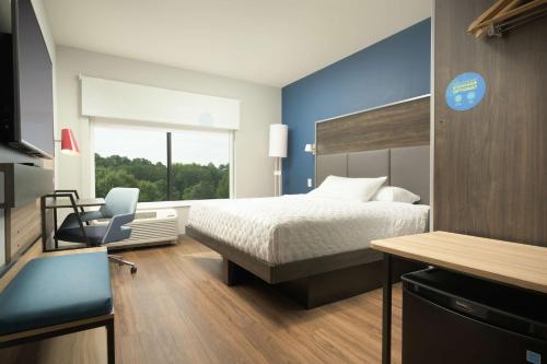 1 dormitorio con cama, escritorio y silla en Tru By Hilton Kennesaw, Ga, en Kennesaw