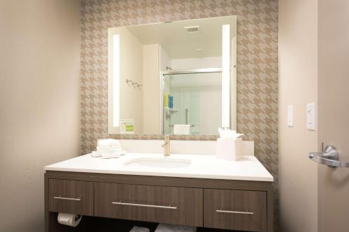 y baño con lavabo y espejo grande. en Home2 Suites By Hilton Atlanta Nw/Kennesaw, Ga, en Kennesaw