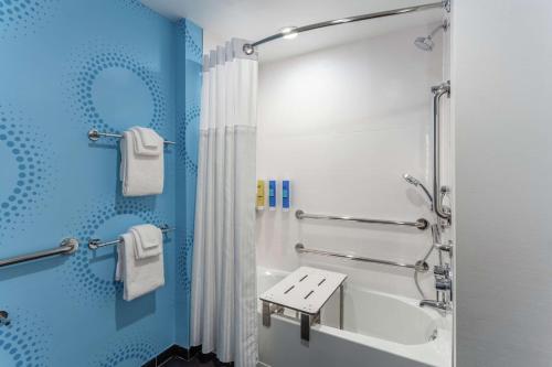 W łazience znajduje się prysznic, umywalka i toaleta. w obiekcie Tru By Hilton Binghamton Vestal w mieście Vestal