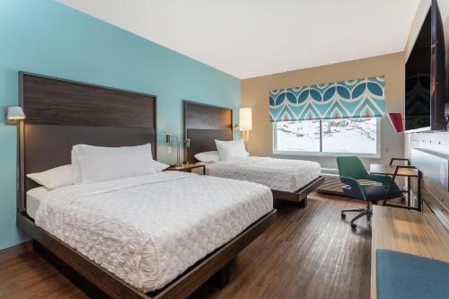 Tru By Hilton Binghamton Vestal tesisinde bir odada yatak veya yataklar