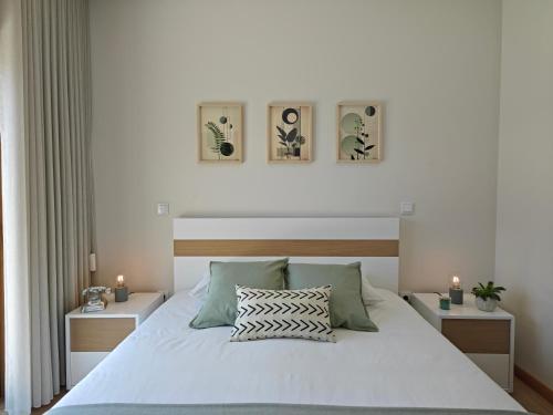 una camera da letto con un letto bianco con due comodini di Casa da Milinha - Villa with a Pool near Rio Douro a Santa Cruz do Douro