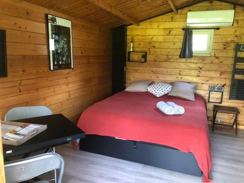 - une chambre avec un lit dans une cabane en rondins dans l'établissement Le Châlet des Hortillonnages, à Amiens