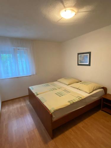 1 dormitorio con cama y ventana en Apartments Šimić, en Trogir