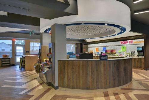 a top it restaurant with a counter in a lobby at Tru By Hilton Springfield Downtown in Springfield
