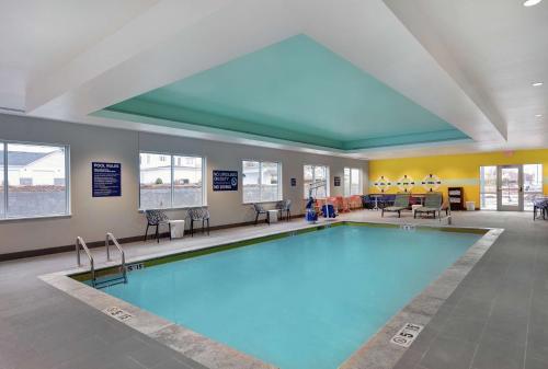 a swimming pool with blue water in a room at Tru By Hilton Springfield Downtown in Springfield