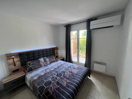 Ένα ή περισσότερα κρεβάτια σε δωμάτιο στο Appartement T2 avec jardin privé, piscine et barbecue