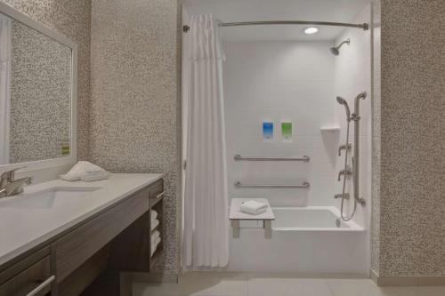 Vannituba majutusasutuses Home2 Suites by Hilton, Sarasota I-75 Bee Ridge, Fl