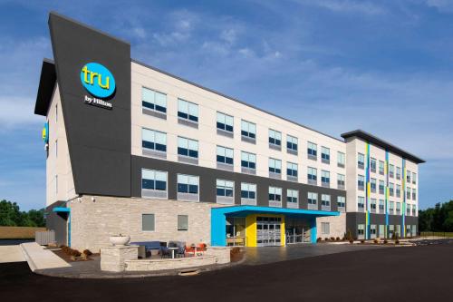 a building with the flu logo on it at Tru By Hilton Sharonville, OH in Cincinnati