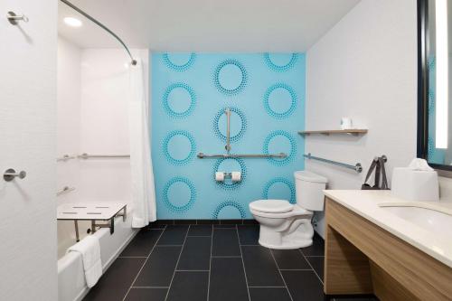 辛辛那提的住宿－Tru By Hilton Sharonville, OH，一间带卫生间和蓝色墙壁的浴室
