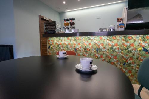 uma mesa com duas chávenas de café em cima em alojamiento cuatro estaciones em La Pola de Gordón