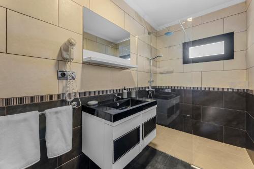 bagno con lavandino e piano di lavoro di Siesta Suites Lanzarote a Yaiza